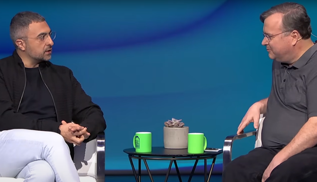 微软 AI CEO 穆斯塔法:小模型绝对是未来趋势,AI 会小到能装在冰箱贴上