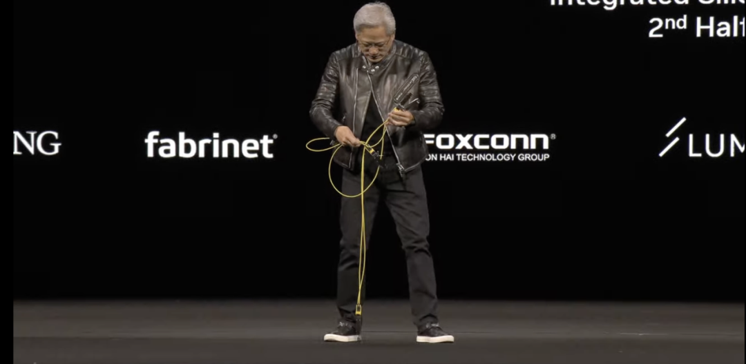 不止核弹芯片，黄仁勋发布两台 AI 个人超算，还拿下全球最快 DeepSeek 推理速度